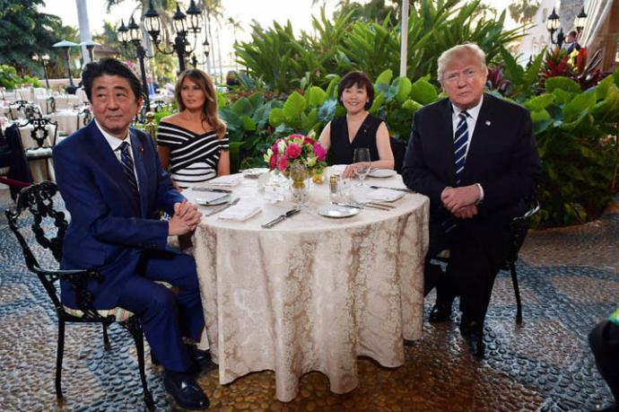 El presidente de Estados Unidos, Donald Trump, y la primera dama, Melania Trump, cenaron junto al primer ministro japonés, Shinzo Abe, y su esposa Akie.