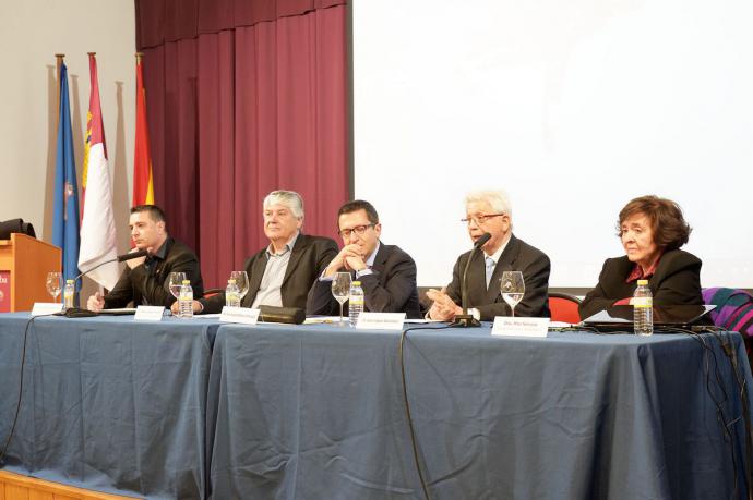 El Ayuntamiento y los académicos de La Argamasilla rinden homenaje al escritor Ángel Dotor