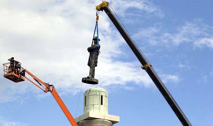 Imagen de la remoción de una estatua del General Robert Lee en Nueva Orleáns