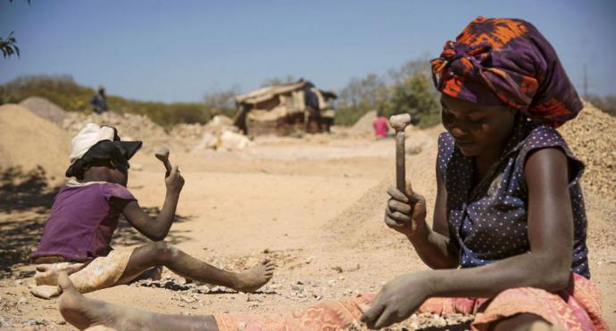 Una niña y una mujer trabajan en las extracción del cobalto en la República Democrática del Congo