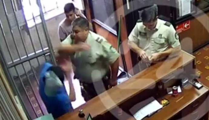 El sargento de Carabineros Victor Manuel Chávez Andrade viene siendo investigado por agredir a dos jóvenes en Chile. (Captura de video)

