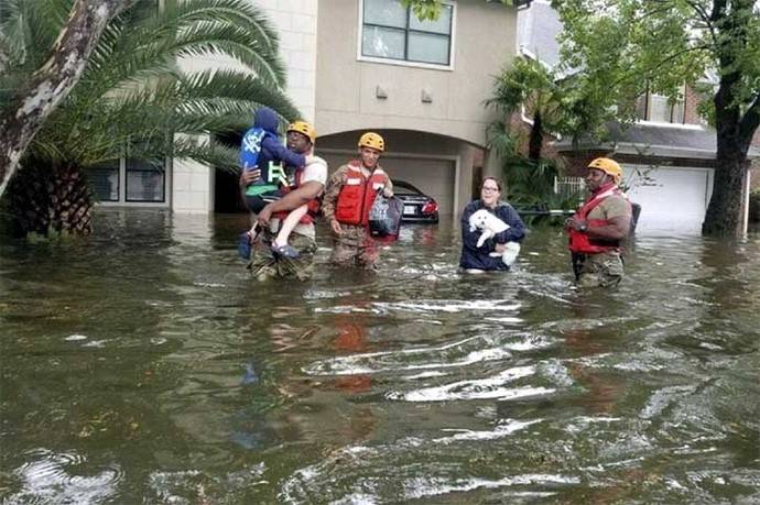 Soldados de la Guardia Nacional de Texas mientras rescatan a una familia de una zona inundada por el huracán Harvey. 

