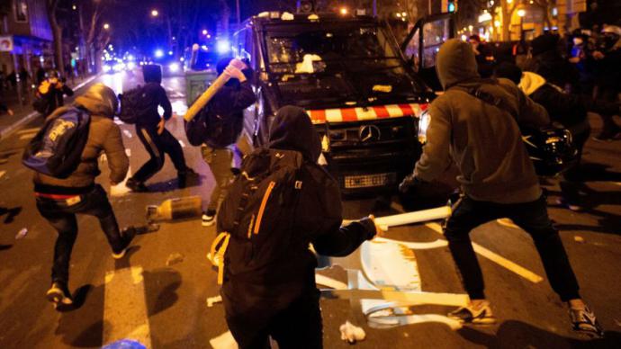 Más de cincuenta detenidos en los altercados de las protestas por Pablo Hasel en Catalunya y Madrid