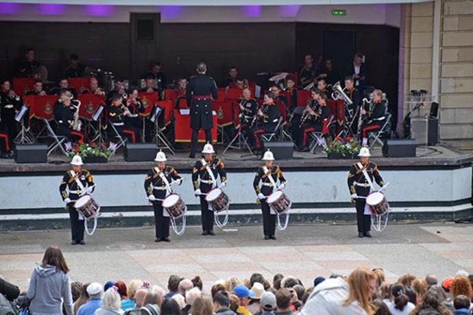 En el Parque Princes Street Gardens de Edinburgo, se celebró el concierto de música de la Banda Royal Marine