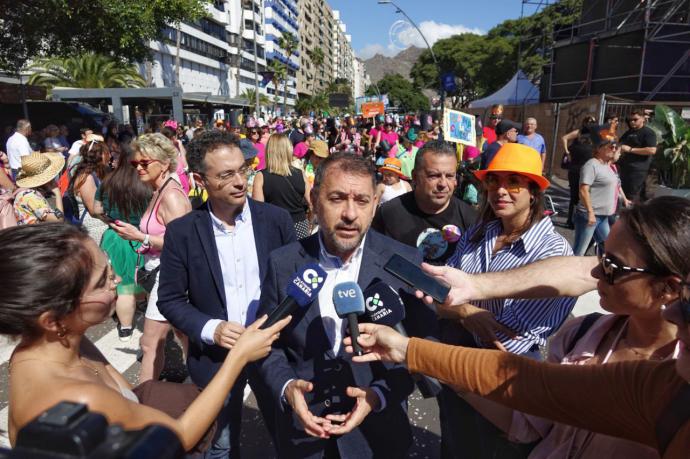 El entierro de la Sardina de la Inclusión congrega en Santa Cruz de Tenerife a unas 5.000 personas con discapacidad.