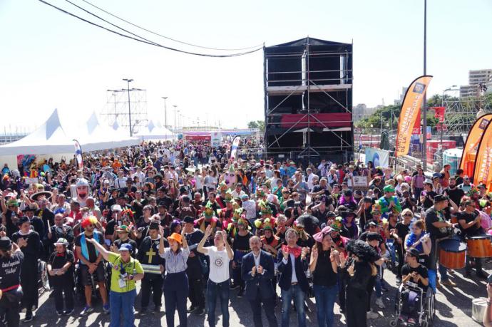 El entierro de la Sardina de la Inclusión congrega en Santa Cruz de Tenerife a unas 5.000 personas con discapacidad.