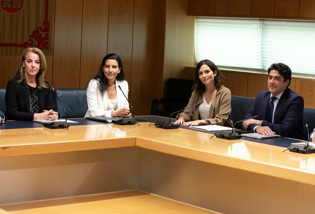 Los equipos negociadores de Rocío Monasterio e Isabel Díaz Ayuso en la Asamblea de Madrid VOX