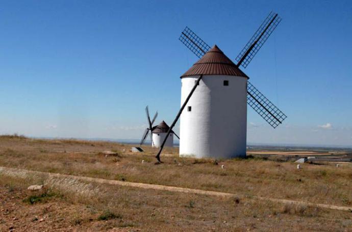 Gobierno impulsará turismo interior. En la imagen, Molinos de viento en Mota del Cuervo (CLM) 