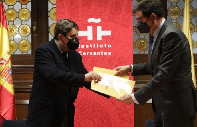 El director del Instituto Cervantes, Luis García Montero, y el presidente de Paradores de Turismo de España, Óscar López Águeda. Foto: Instituto Cervantes / Juanjo del Río 