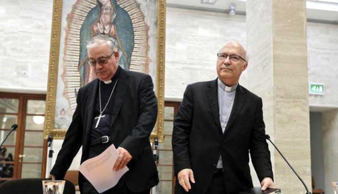 Miembros de la Conferencia de Obispos de Chile Luis Fernando Ramos Pérez, derecha, y Juan Ignacio González, se reúnen con los periodistas en el Vaticano. 
