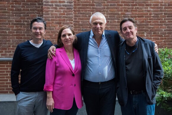 Los miembros del jurado, Javier Santiso, Nuccio Ordine y Luis García Montero (de izda a dcha), acompañados de Mònica Margarit. 