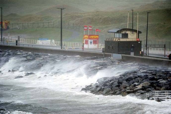 Fuerte oleaje, lluvias y vientos se han registrado en la costa del Condado de Clare, en Irlanda.