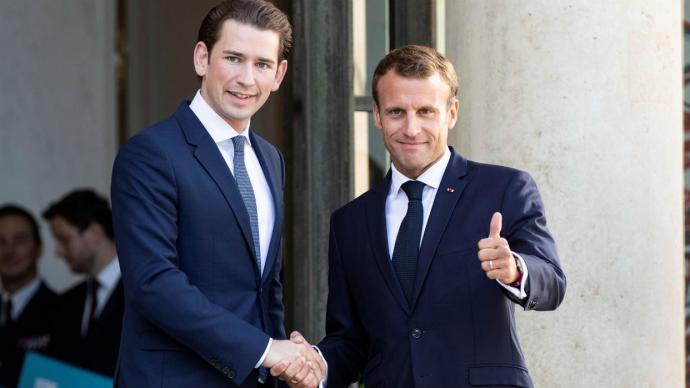 Macron (d) se reunió en la capital francesa con el jefe de Gobierno de Austria, Sebastian Kurz, y anfitrión de la cumbre