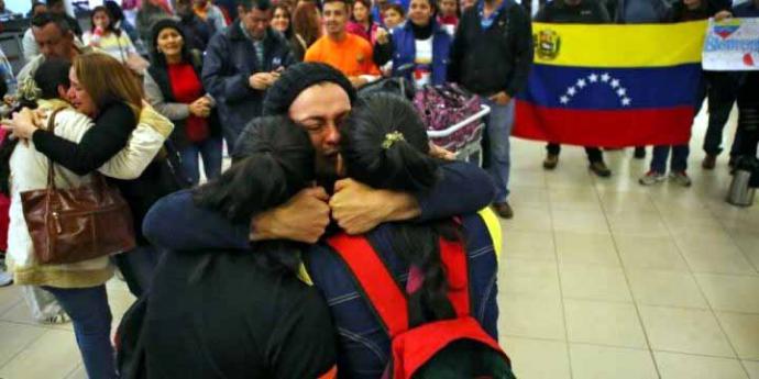 ¿Cómo es posible que miles de repatriados venezolanos regresen a una atroz dictadura?