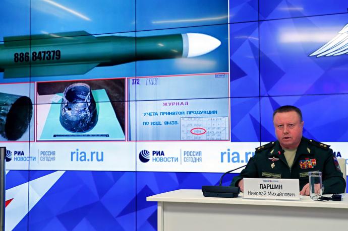 El jefe del departamento de Artillería y Misiles del Ministerio de Defensa ruso, Nikolai Parshin, ofrece una rueda de prensa sobre el incidente del avión Boeing malasio de 2014.