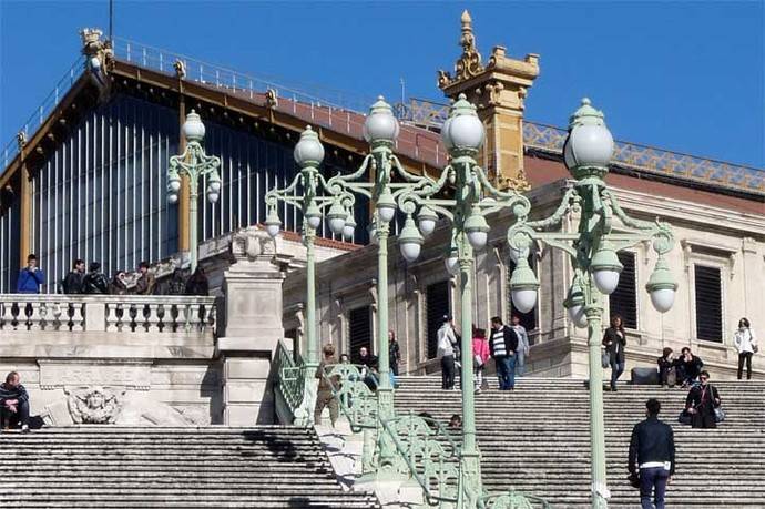 Una mujer lanza ácido contra turistas en Marsella (Francia)