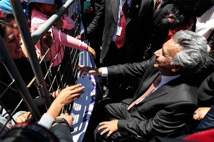 Lenin Moreno, presidente de Ecuador, saluda a varios de sus seguidores