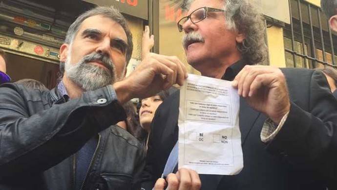 Joan Tardá (ERC) y Jordi Cuixart, presidente de Omnia Cultural, sostienen una papeleta del 1-O en el Teatro del Barrio.