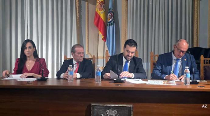 Ana Garrido, ganadora, y Manuel Laespada, mención de honor