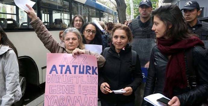 Se extiende oposición a resultado de referendo que dio victoria a Erdogan