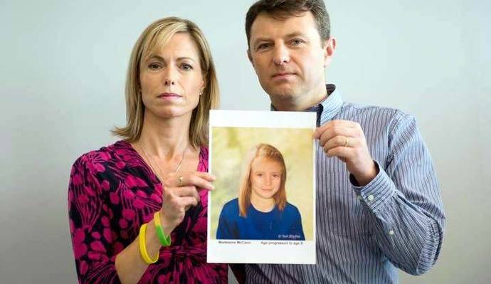 Kate y Gerry McCann muestran una copia del libro de Kate titulado 'Madeleine', durante su presentación en 2011 en Londres. 