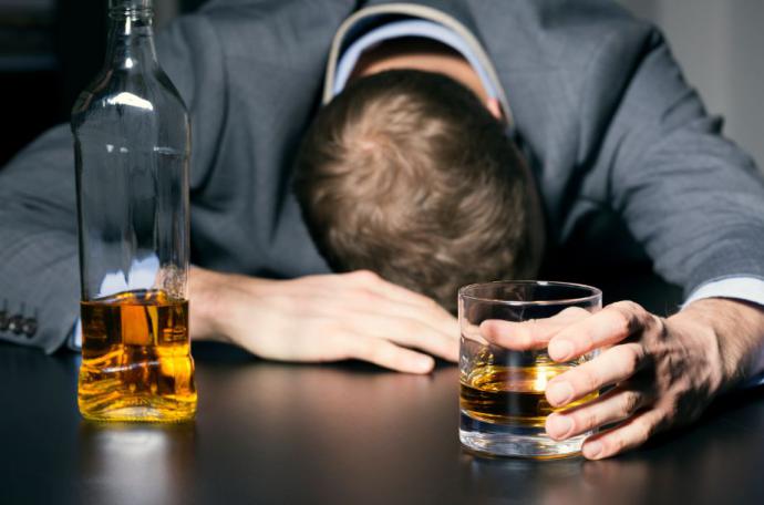 Cuatro claves para ayudar a un ser querido a superar el alcoholismo