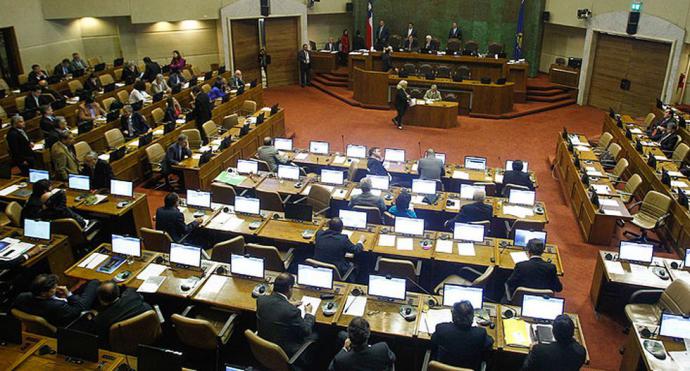 Diputados aprueban entre protestas reforma que habilita a llamar plebiscito en Chile