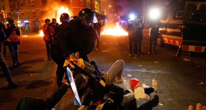 Barcelona: La policía se enfrentó con independentistas en las afueras del Camp Nou