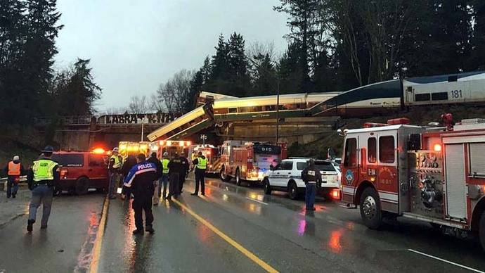 Un tren descarrila sobre una autopista en el estado de Washington