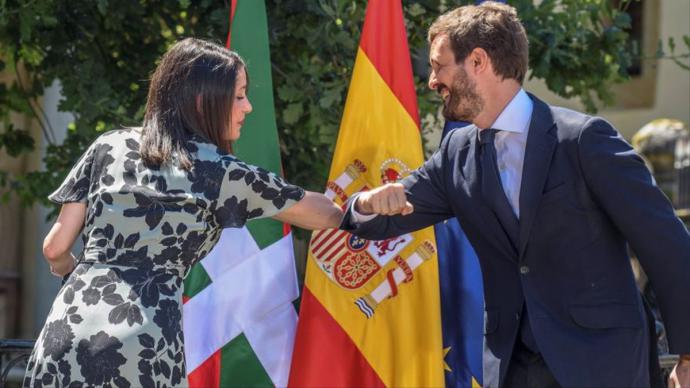 Inés Arrimadas y Pablo Casado, en julio, durante la campaña de las elecciones en Euskadi en las que presentaron la coalición PP+Cs. Pool