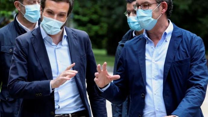 El presidente del PP, Pablo Casado, y Alberto Núñez Feijóo en Santiago de Compostela durante la campaña autonómica EFE 