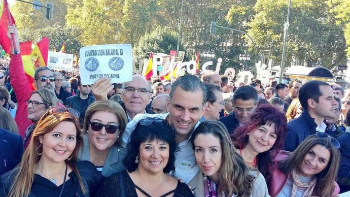 Carmen Gomis, en el centro de la foto delante de Javier Ortega Smith y junto a otras dirigentes de Vox, en una manifestación en Madrid 