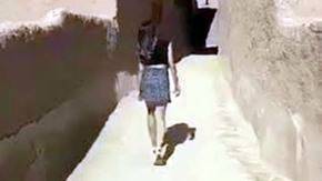 Policía saudí interroga a mujer por recorrer sitio histórico en minifalda