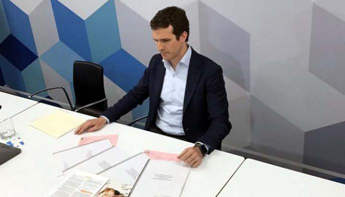 Pablo Casado con la documentación que presentó en la sede del PP