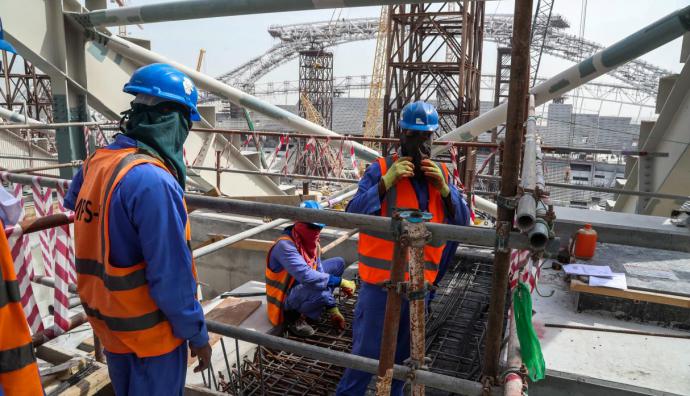 Qatar 2022: el infierno de los trabajadores que construyen los estadios como esclavos