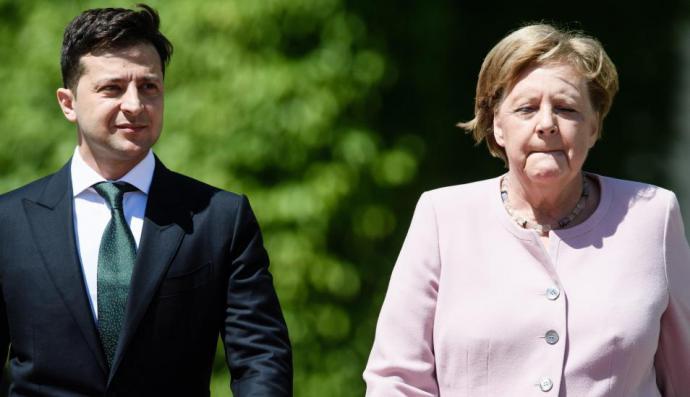 Angela Merkel sufre temblores durante una ceremonia oficial junto al presidente de Ucrania Volodimir Zelenski