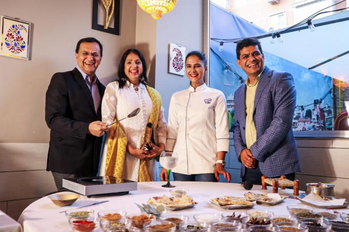 El embajador de India Sr. Dinesh Kumar Patnak  y su esposa junto a la chef Shipra Khana y Parveen Kumar, propietario del restaurante Arpit