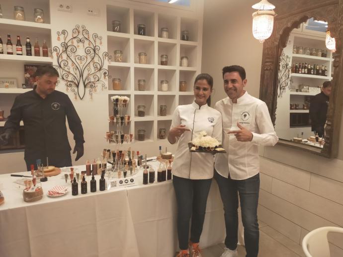 antiago Mohedano junto a Shipra Khana con la muestra de flores de queso.