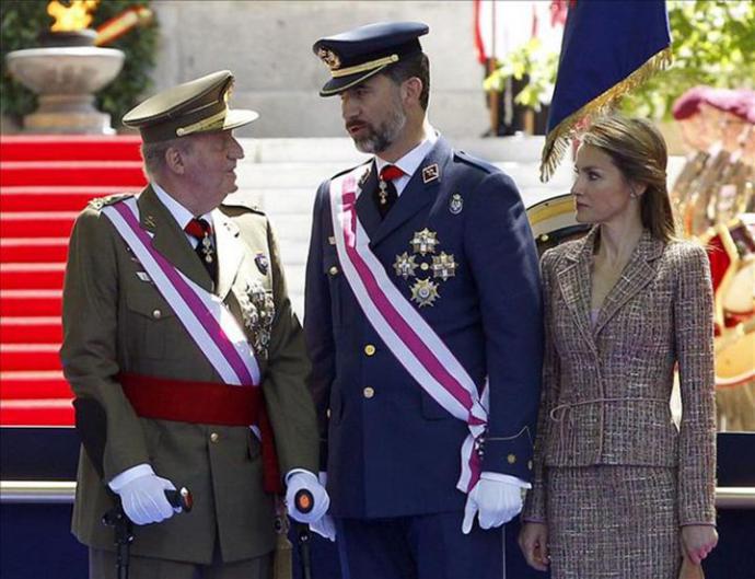 El discurso del rey es contestado desde los balcones con una cacerolada masiva