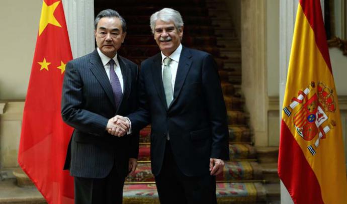 Wang Yi y Felipe VI