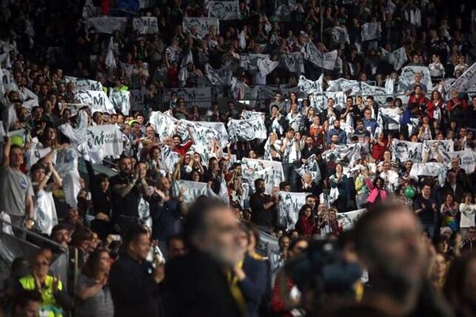 Asistentes al acto central de campaña de Más Madrid, con Manuela Carmena e Íñigo Errejón.