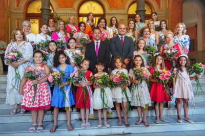 El alcalde de Santa Cruz de Tenerife, recibe a las treinta candidatas a reina del Carnaval 2022