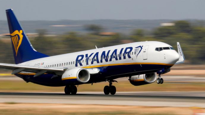 Un avión de Ryanair aterriza en algún  aeropuerto de Europa, en una imagen de archivo