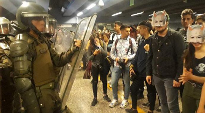 Chile: Evasión masiva en el Metro de Santiago, manifestaciones generalizadas en la capital y declaración de estado de emergencia