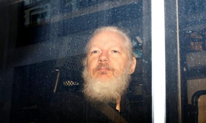 Juez británico encarcela a Assange indefinidamente, a pesar del fin de la sentencia de prisión