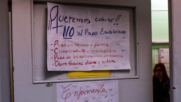 Huelgas y escuelas cerradas, el sur petrolero argentino estrangulado por la crisis