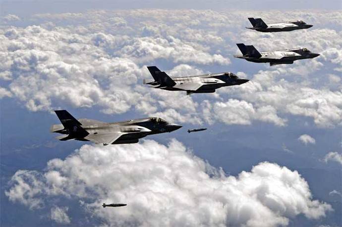 Cazas F-35B estadounidenses lanzan bombas GBU-32 hacia objetivos simulados durante una misión de simulacro de bombardeo en Pilseung, en la provincia de Gangwon