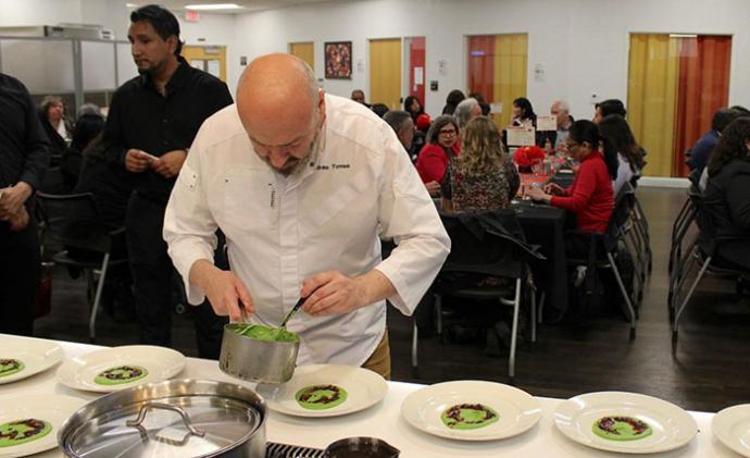 El chef Andrés Torres impulsa en Minneapolis una acción solidaria