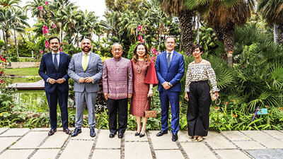 De izquierda a derecha: Lope Afonso, vicepresidente del Cabildo de Tenerife; el alcalde del Puerto del Cruz, Marco González; el embajador de Tailandia en España, Vosita Vorasaph con su esposa; Christoph Kiessling, cónsul honorario de Tailandia en Santa Cruz de Tenerife; y la directora general de Relaciones Exteriores del Gobierno de Canarias, Miossoty Paradelo. 