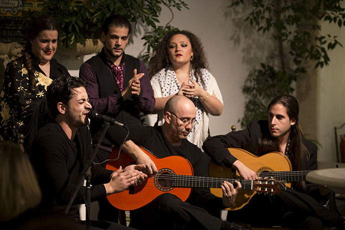 Cena con especta?culo flamenco en el Patio de la Juderi?a (Co?rdoba)